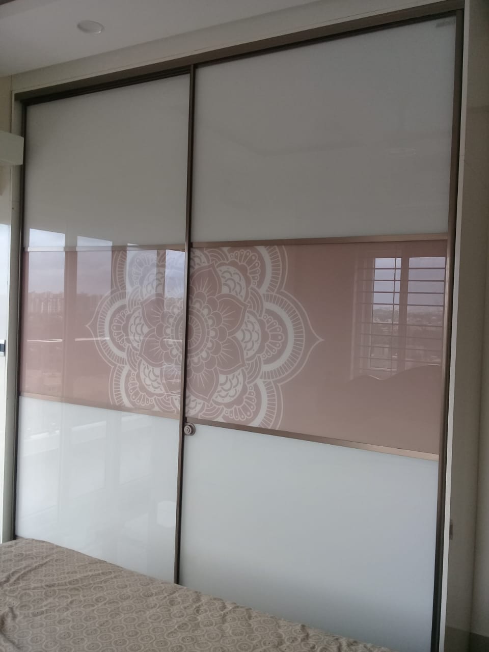 lacquer-glass-wardrobe-dealers-manufacturers-in-gurgaon-gurugram-india-top-dealers-manufacturers-in-gurgaon